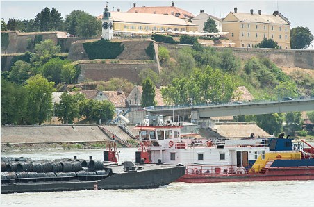 082-Novi-Sad-vrachtverkeer-op-Donau
